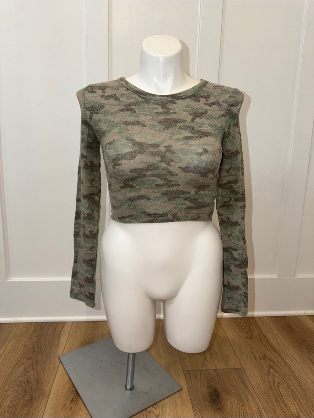 Zara Camo Long Sleeve Crop Too Size Medium